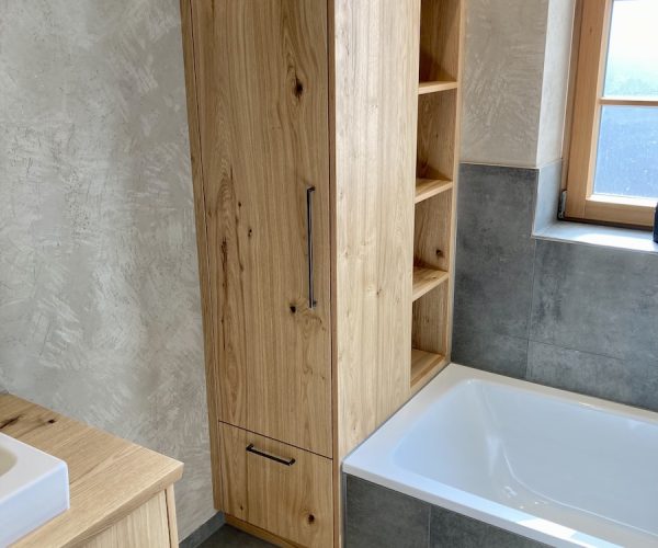 badezimmer-badewanne-schrank